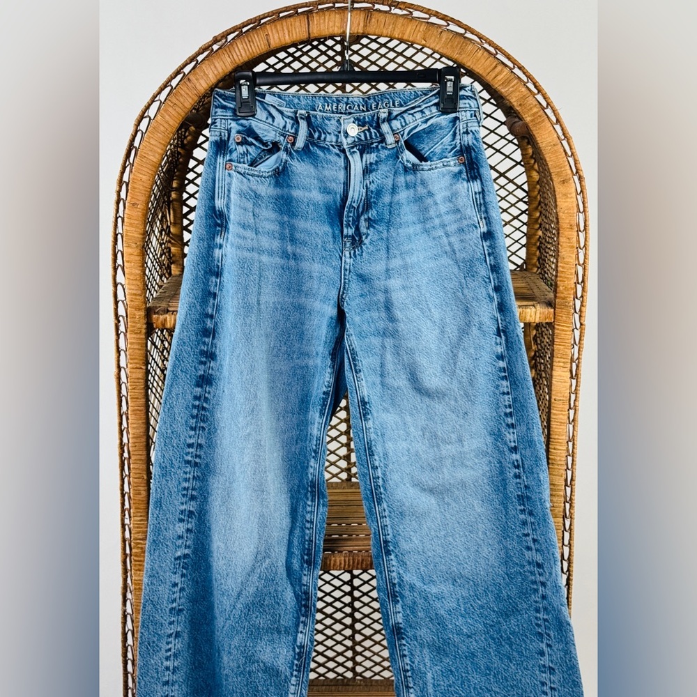 American Eagle Super High-Waisted Baggy Wide-Leg Jeans — Size 4R - Picture 4 of 7